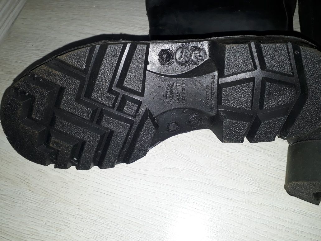 Продаю новые сапоги болотные