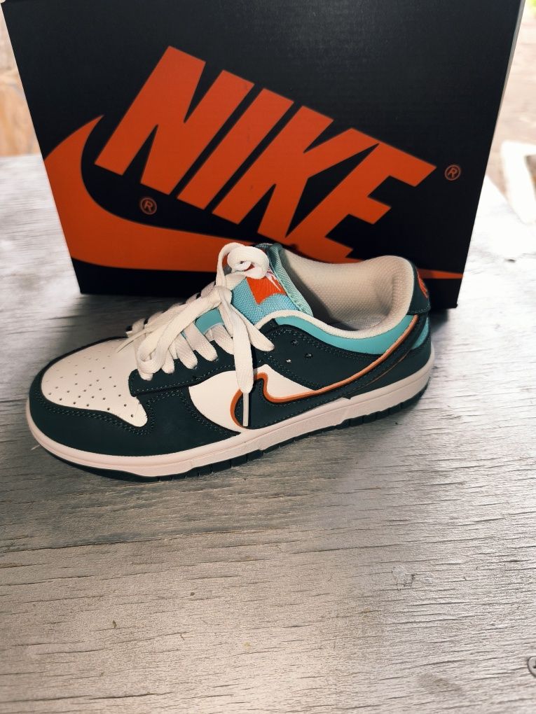 Nike.       Dunk