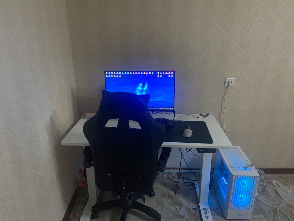 Продаю игровой компьютер в полном комплекте с девайсами и со столом.