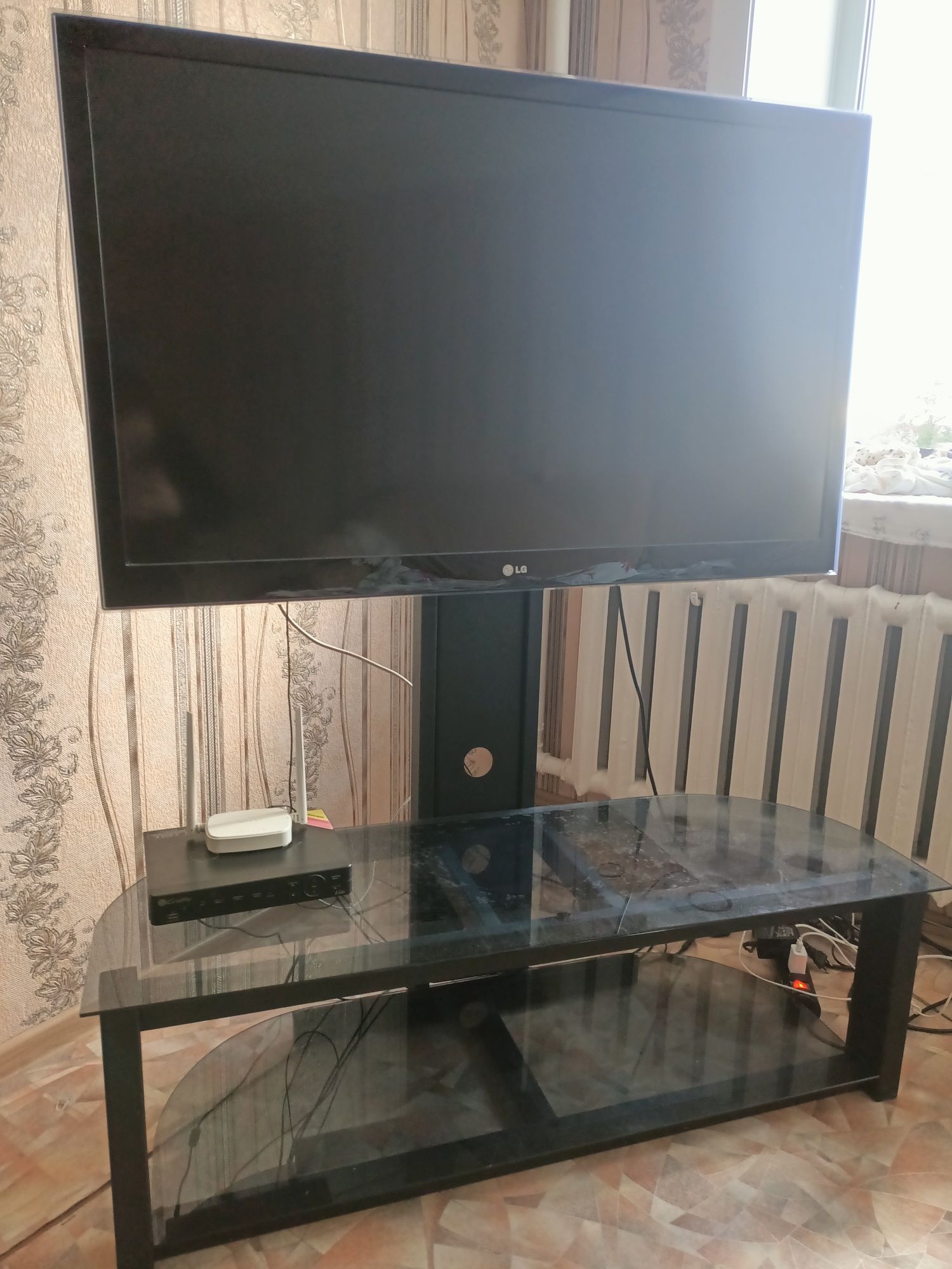 Срочно продам Телевизор LG со стеклянной тумбой