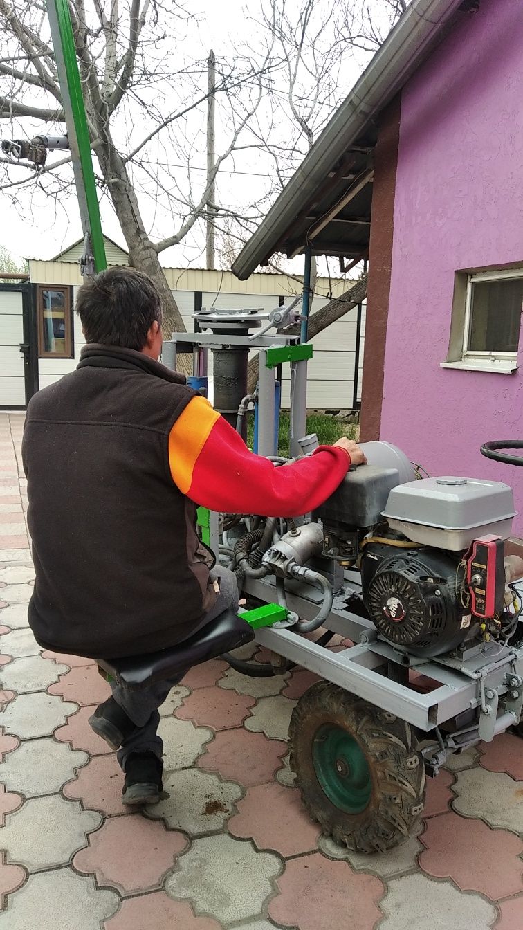 Продам гидравлическую самахобную мини буровую с обучением работы .