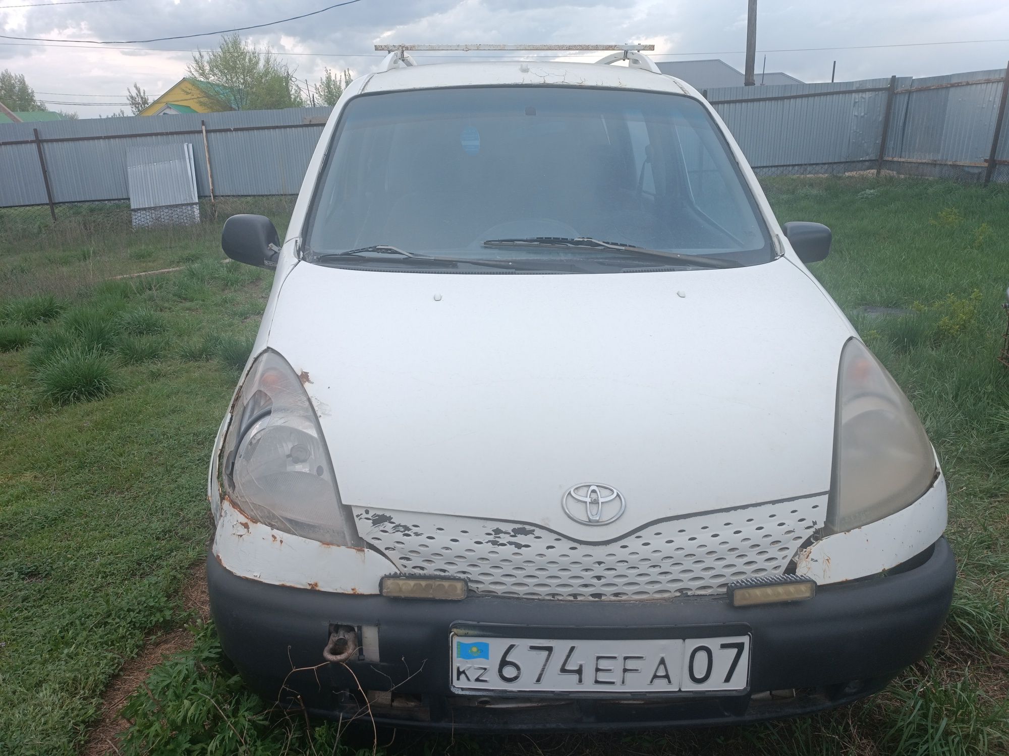 Toyota Yaris    .