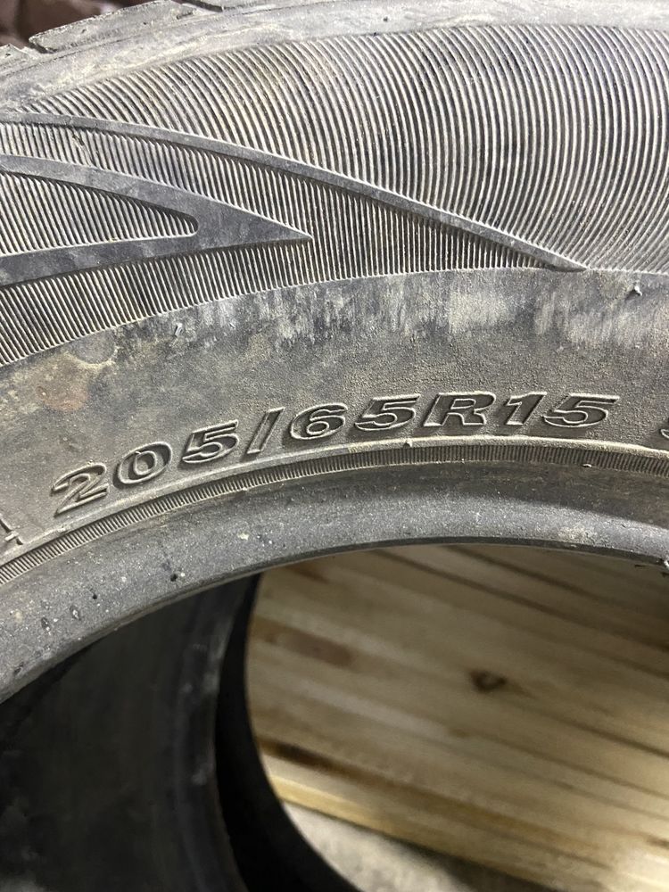 Прода в хорошем состояние Шины R 15  205/65