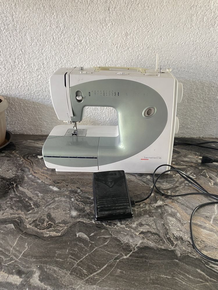 Продам швейную электрическую машинку Janome Mx77