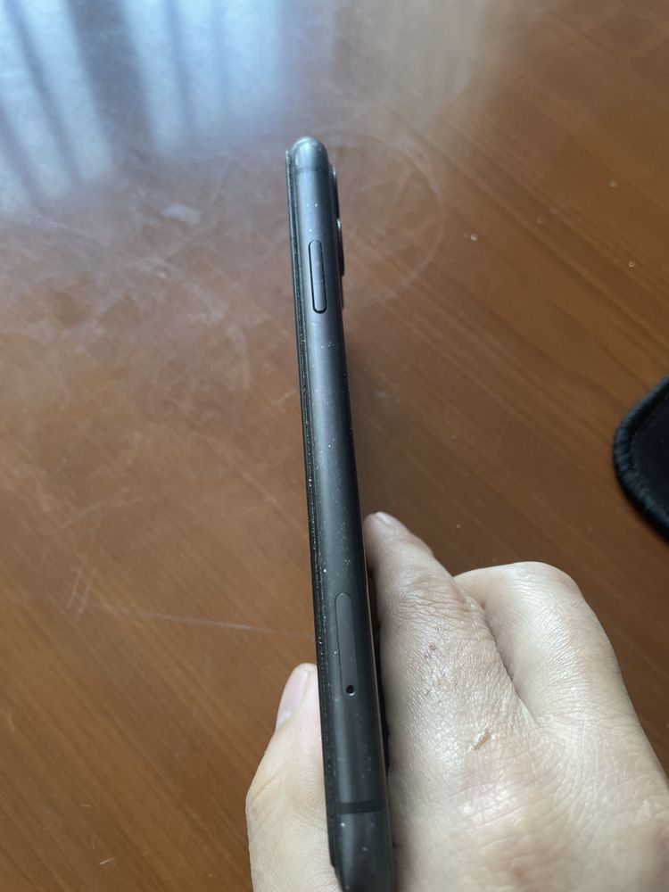 продается Iphone 11 черный на 128 гигов.
