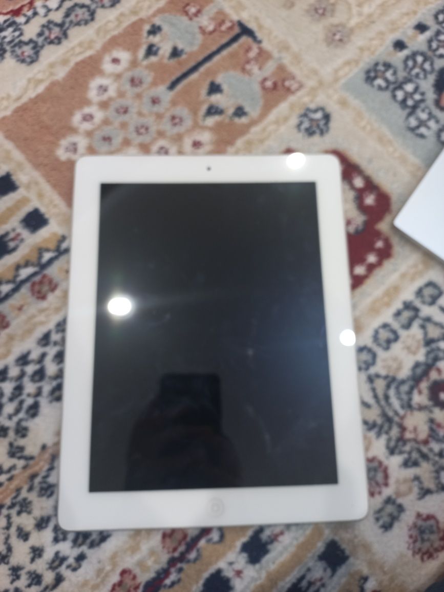 Продаю iPad 3, Устройство нужно  подключить к iTunes. Цена - 10 000 те