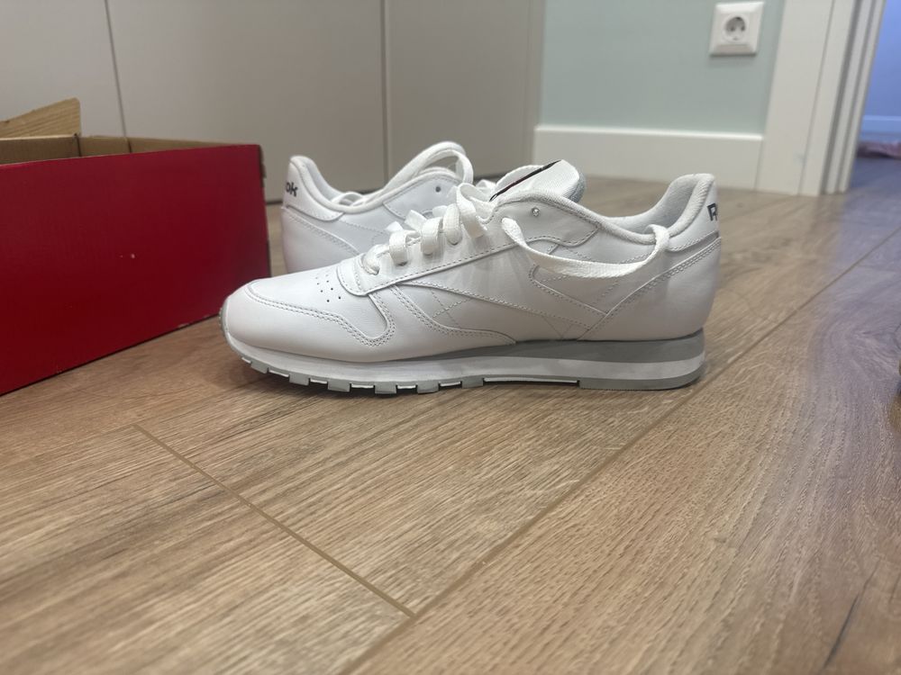Демисезонные кожаные кроссовки Оригинал Reebok