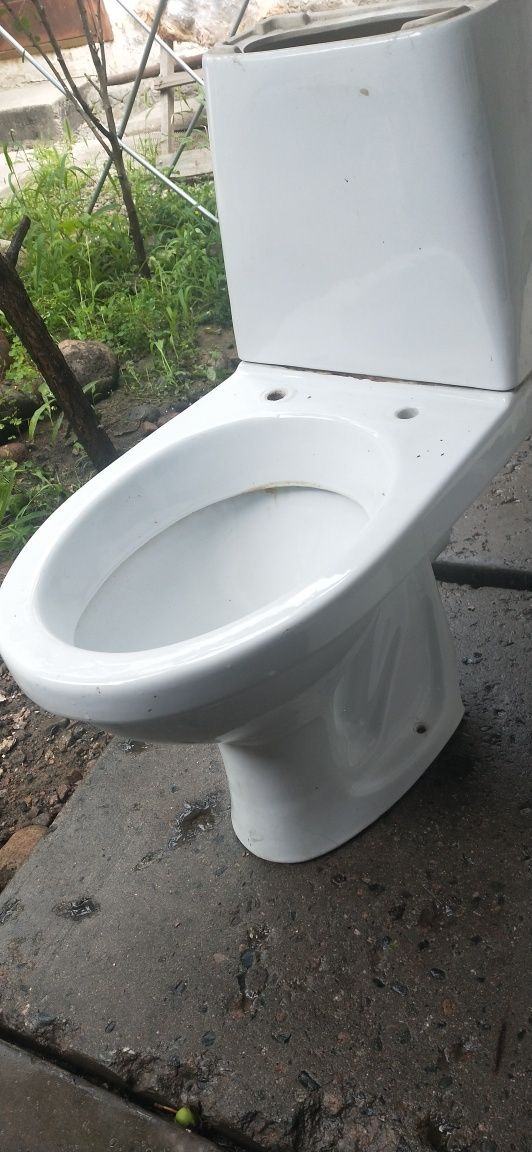 Унитазы белого цвета, в хорошем состоянии