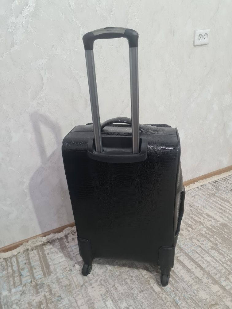 Чемодан дорожный