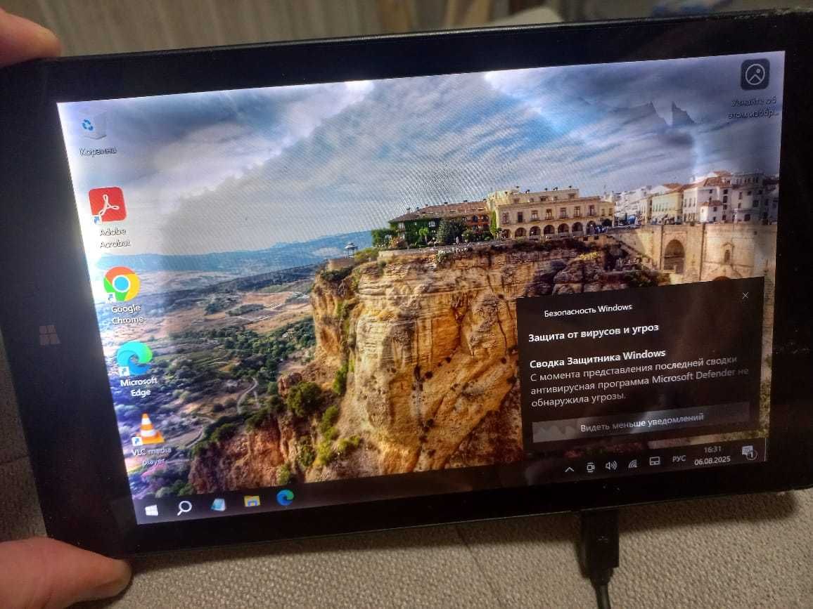 планшет LENOVO с установленным на нем WINDOWS 10