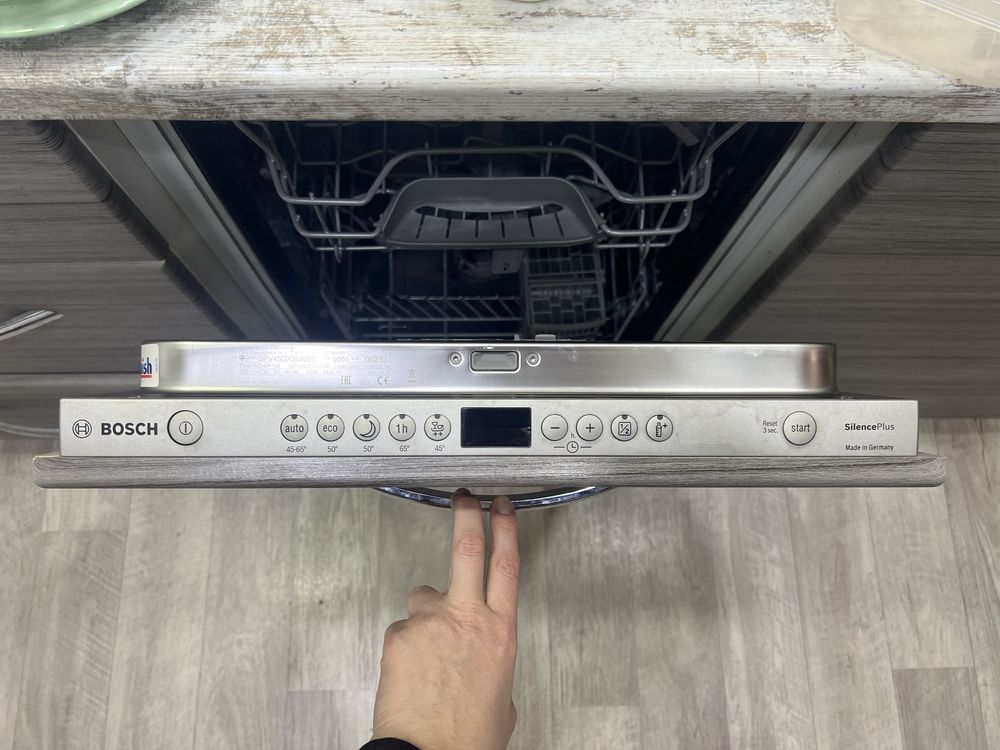 Продам встроенную посудомоечную машину Bosch