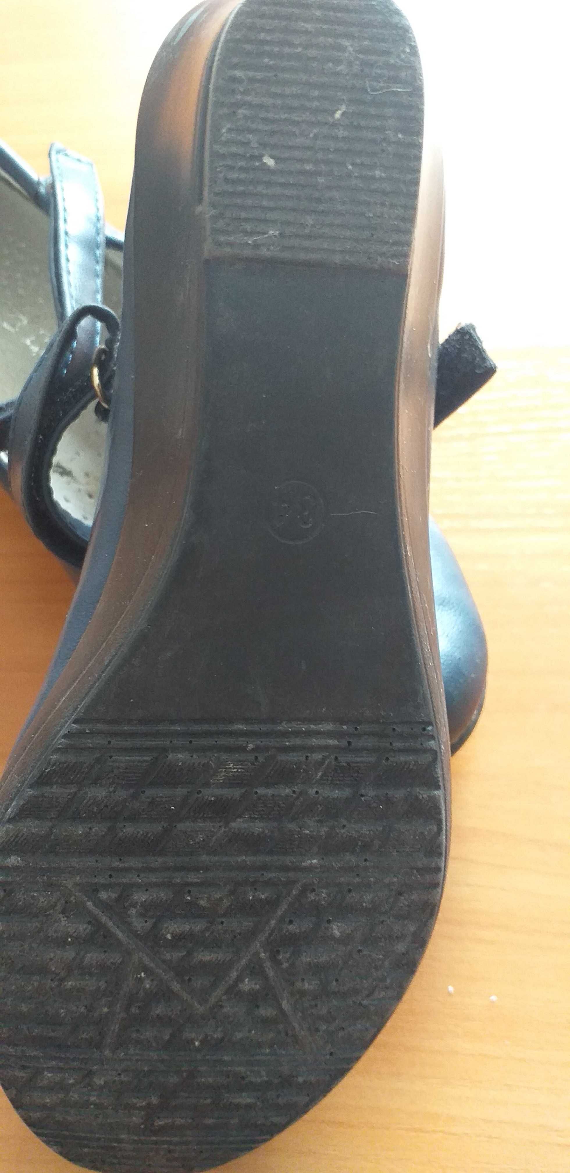Продам недорого туфли для девочки,цена 1800, размер34.