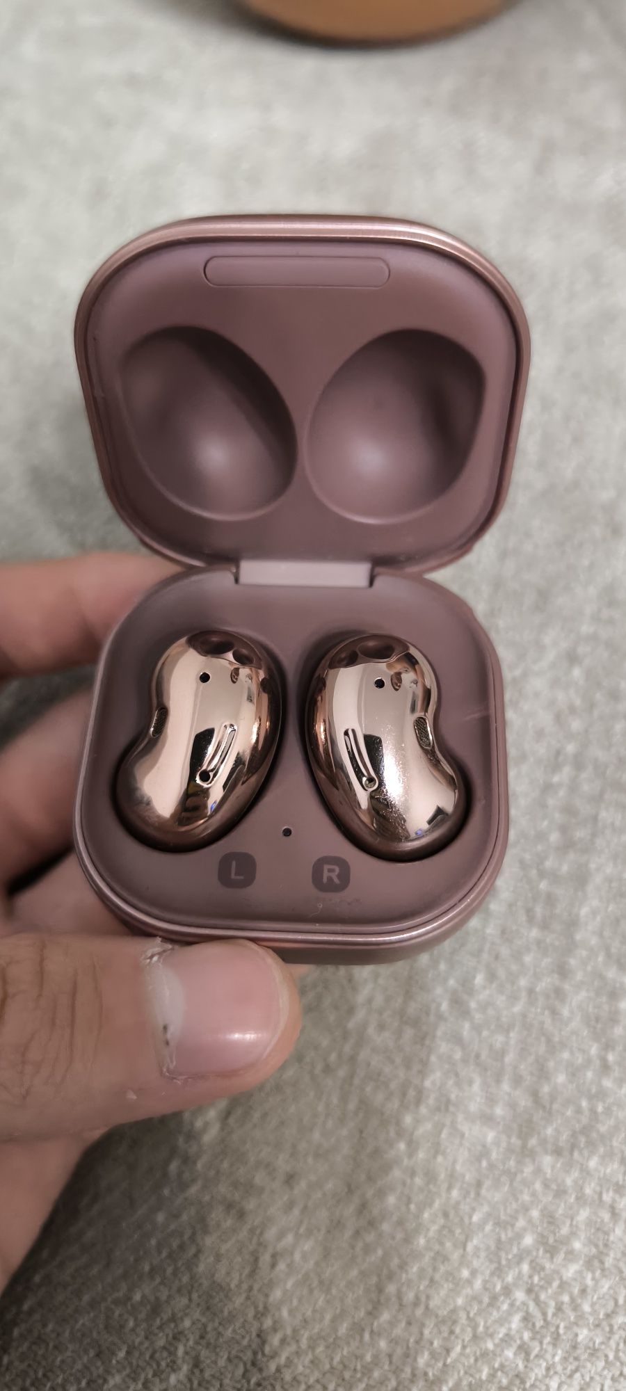 Продаю наушники galaxy buds live, оригинал.