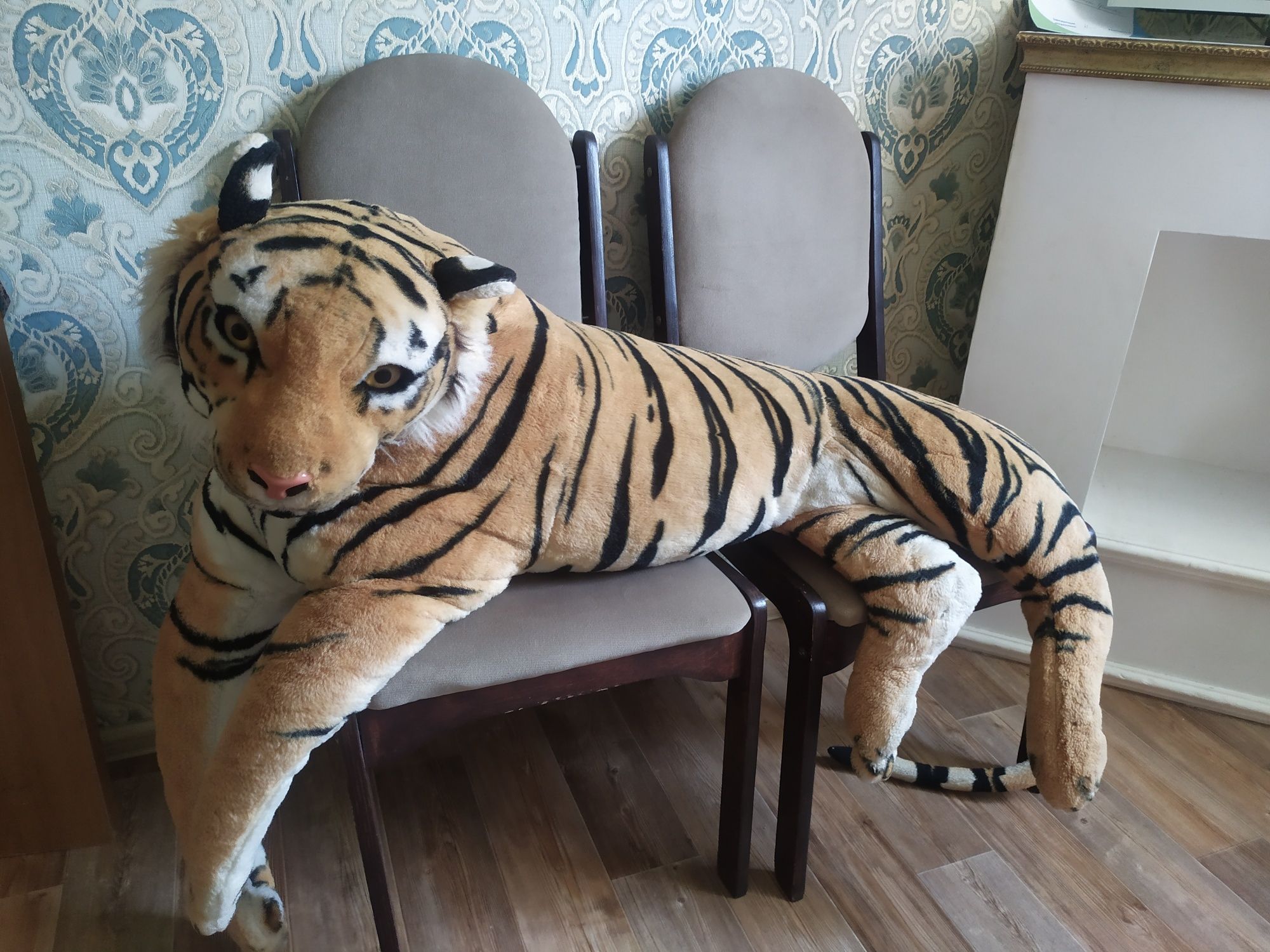 Продам мягкую игрушку большого тигра за 7тысяч есть торг