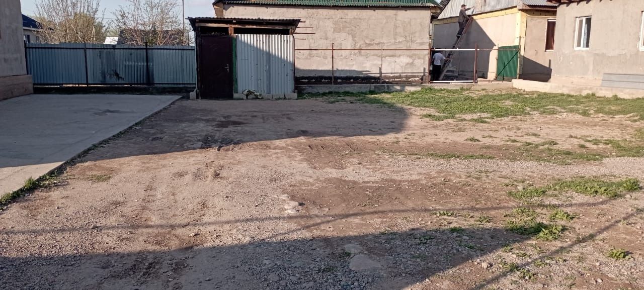 Уи сатылады поселок комсомолда
