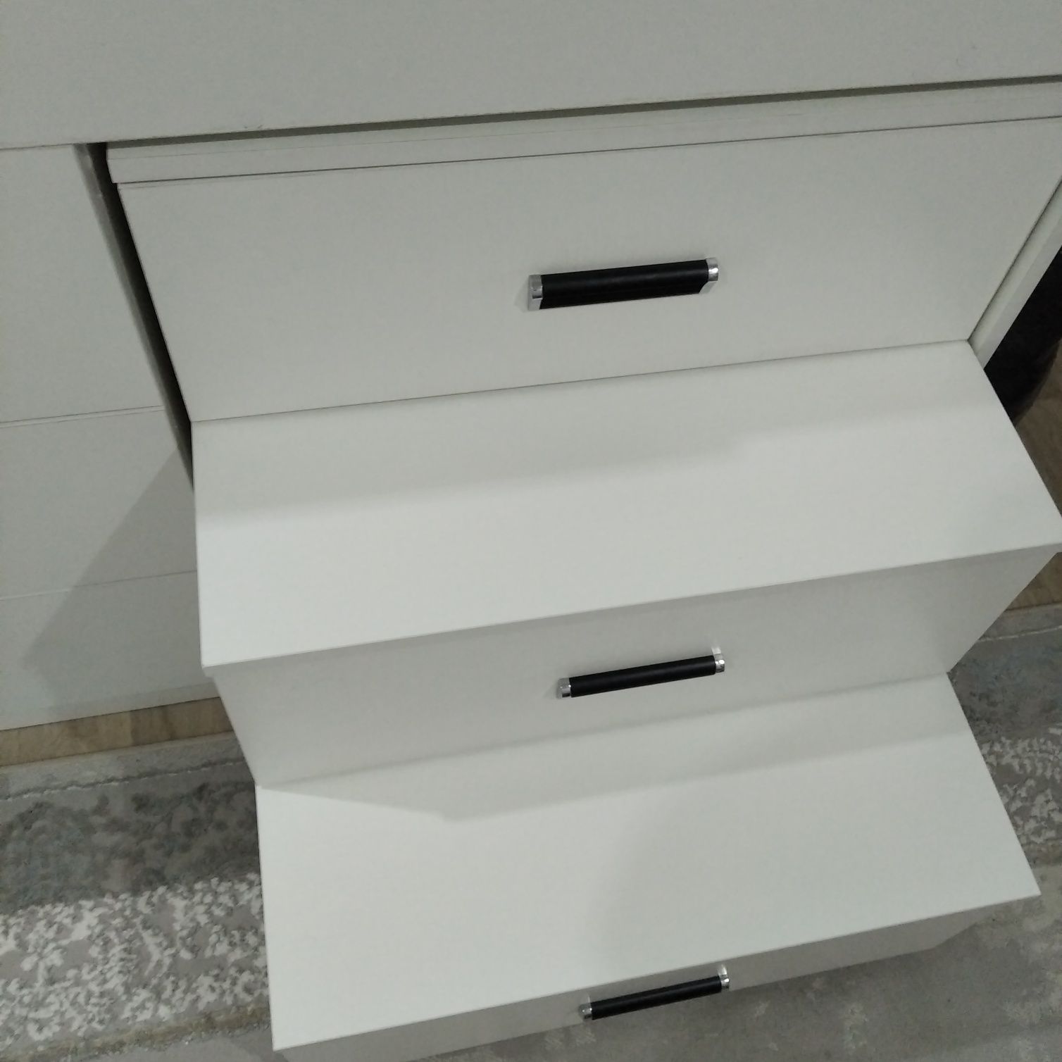Продам. НОВАЯ. Кровать.Комод. Стол.
