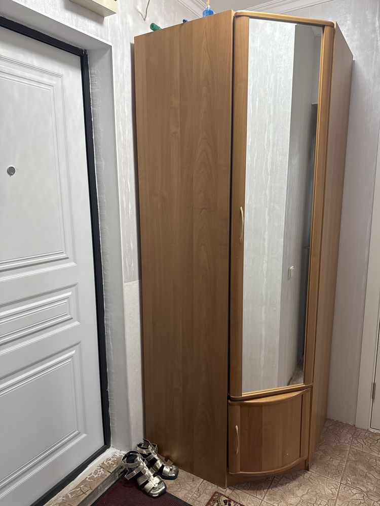 Срочно продам шкаф угловой