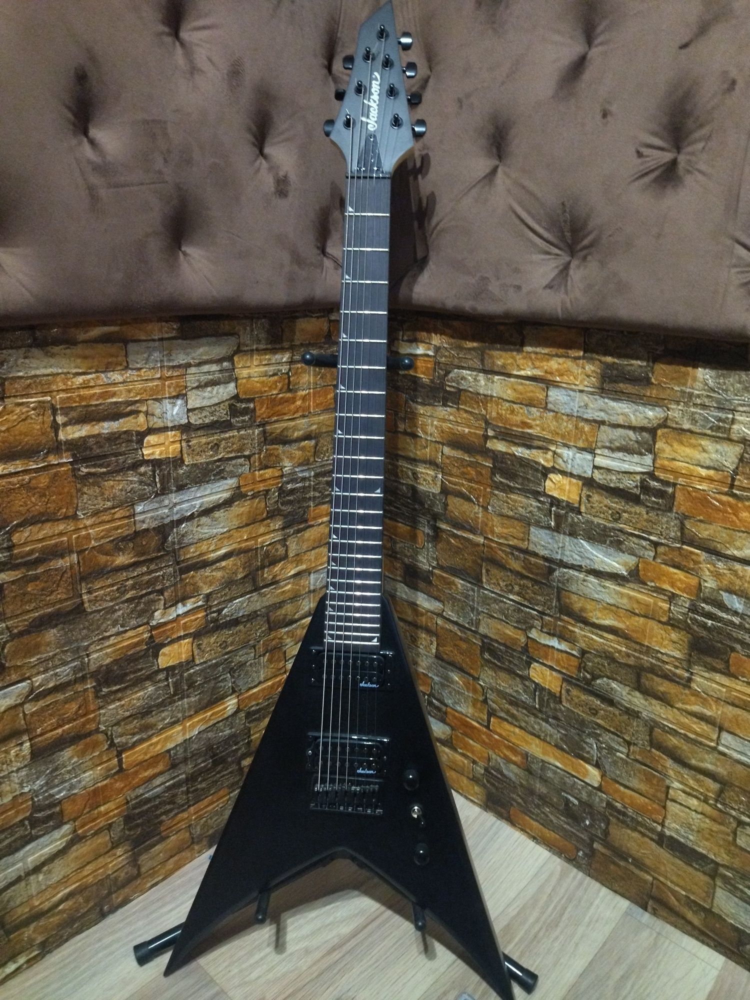 Продам электрогитару Jackson JS22 King V семистрнунная