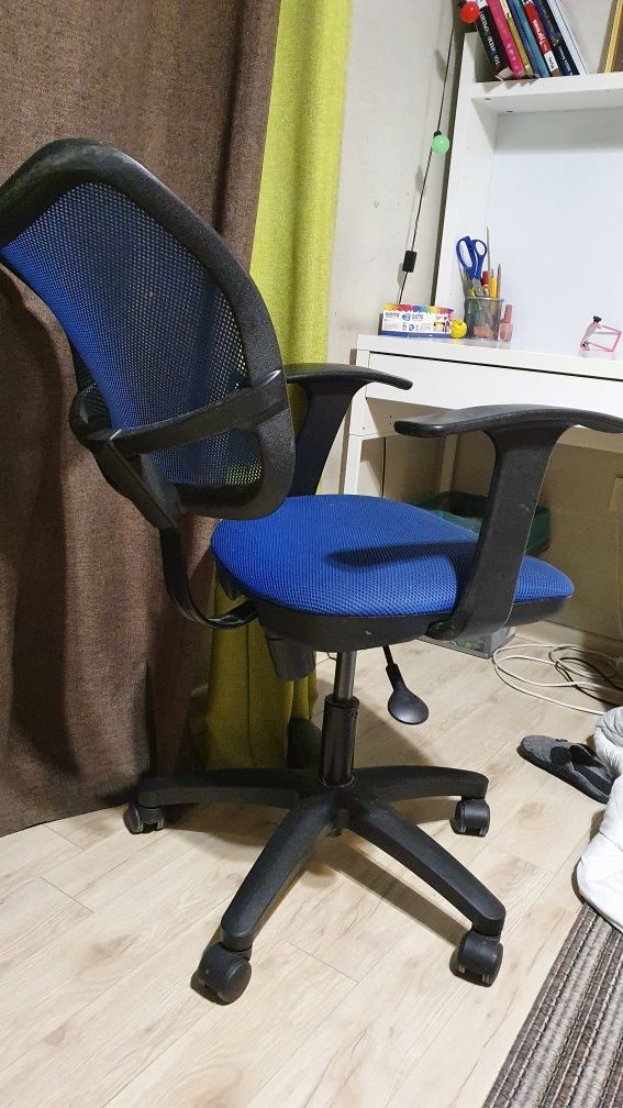 Продам детское кресло на колесах ikea