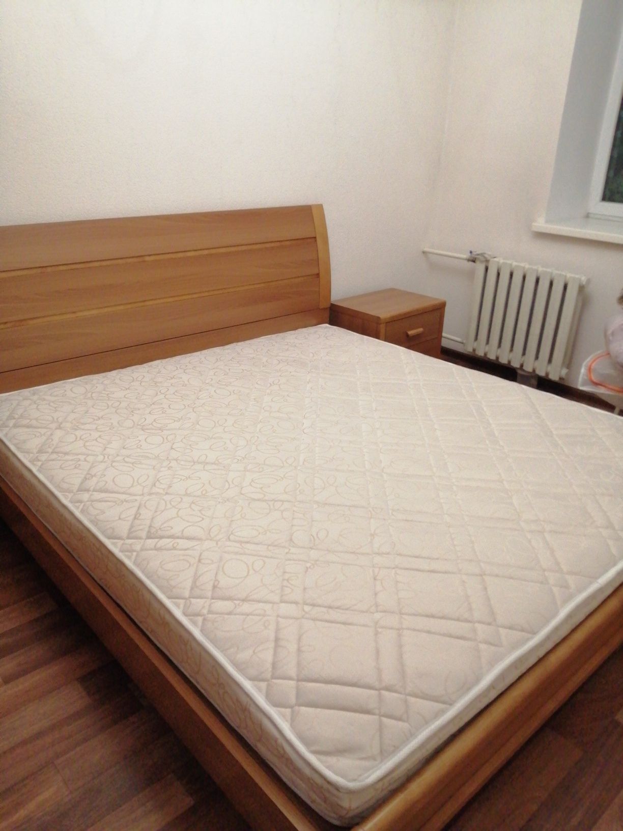 Кровать размером 1,8м х 2,0м, 120 000 тенге.