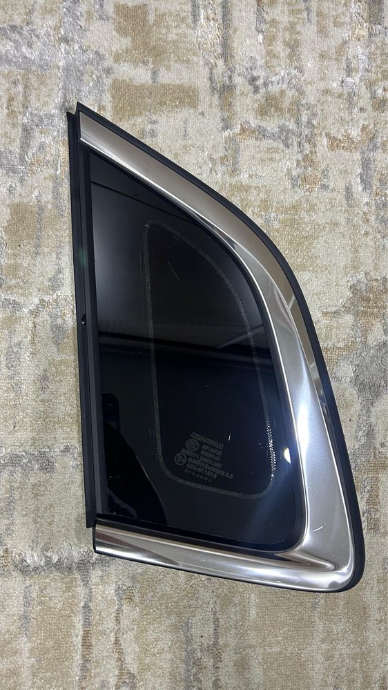 На Changan CS55 PLUS 2024г.в. стекло двери левое заднее и форточка.