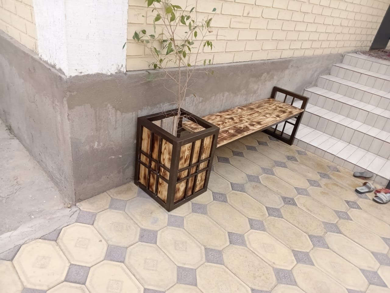 Уличная скамейка.