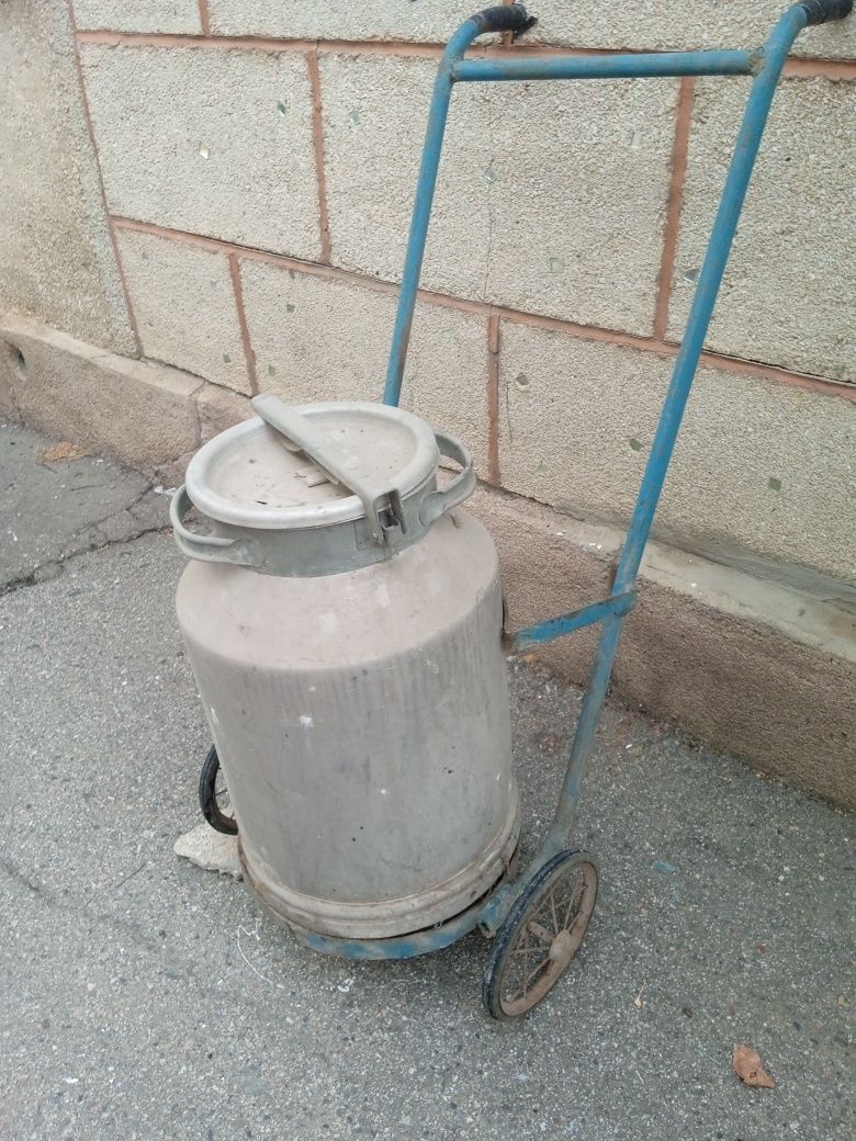 Продам флягу для воды и тачку