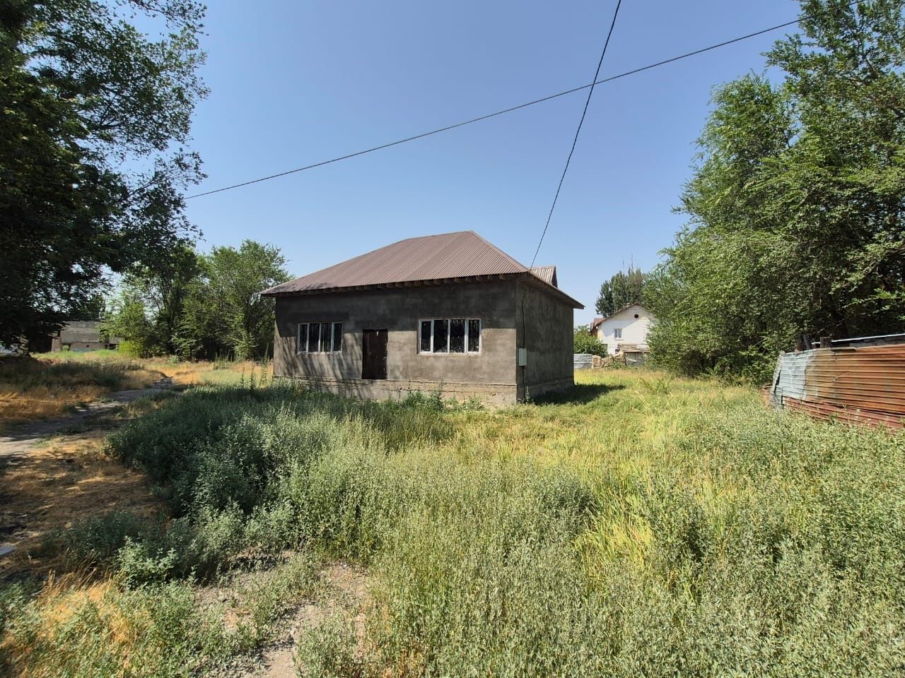Сдается в аренду участок 10 соток с домом 100 м² (черновая отделка) 
Ц