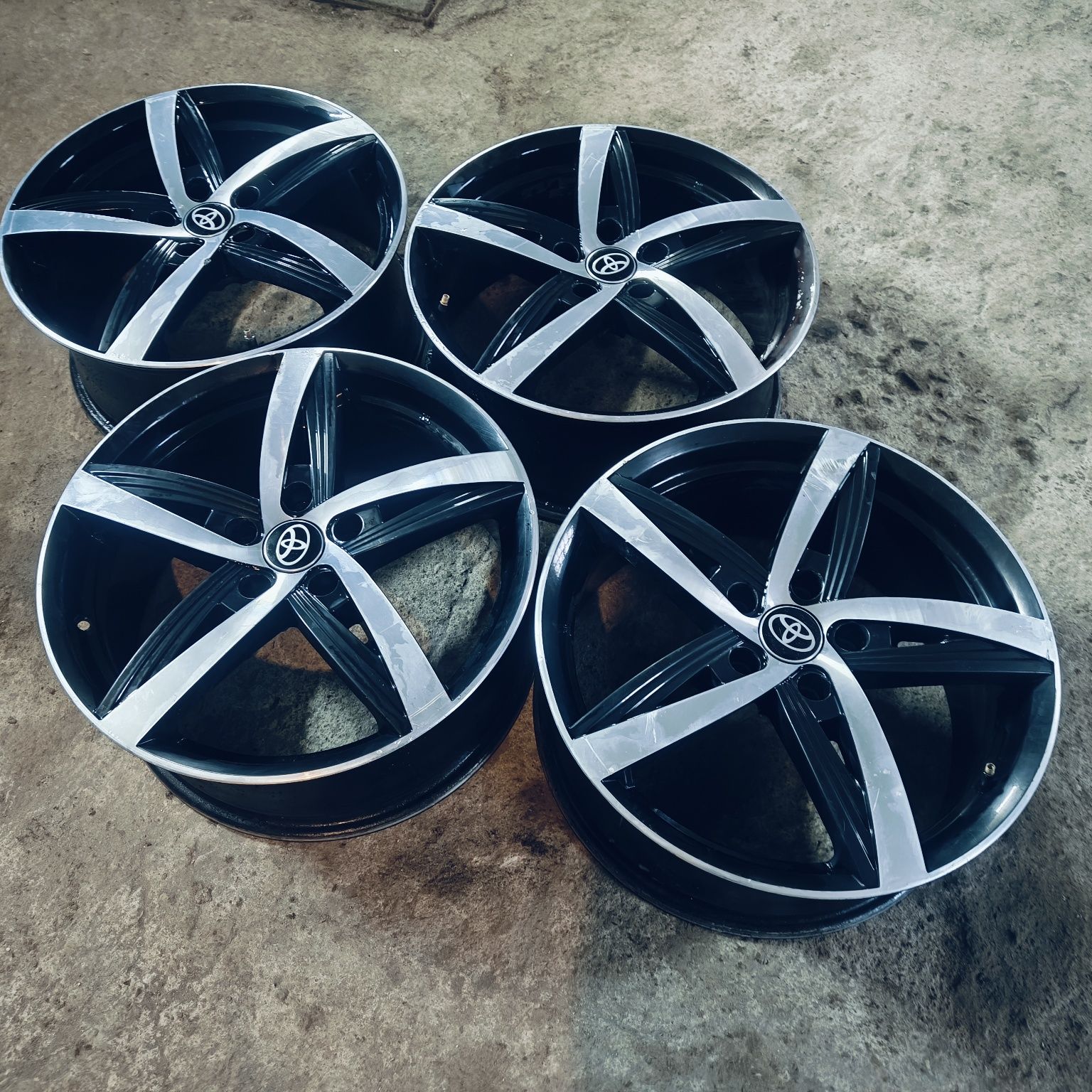 R18 PCD 5* 114,3 Комплект легкосплавных дисков