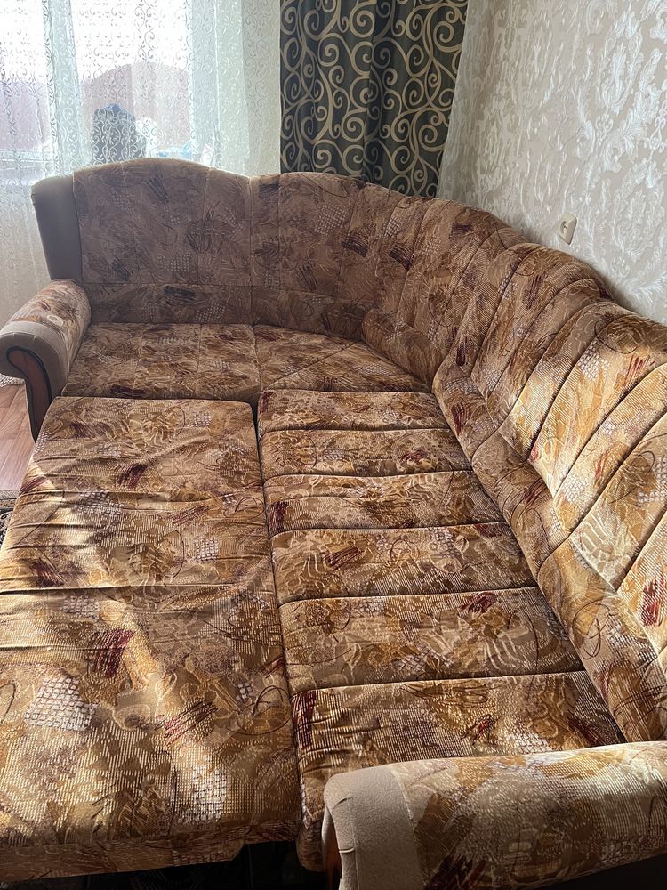 Продам угловой, двуспальный диван и кресло