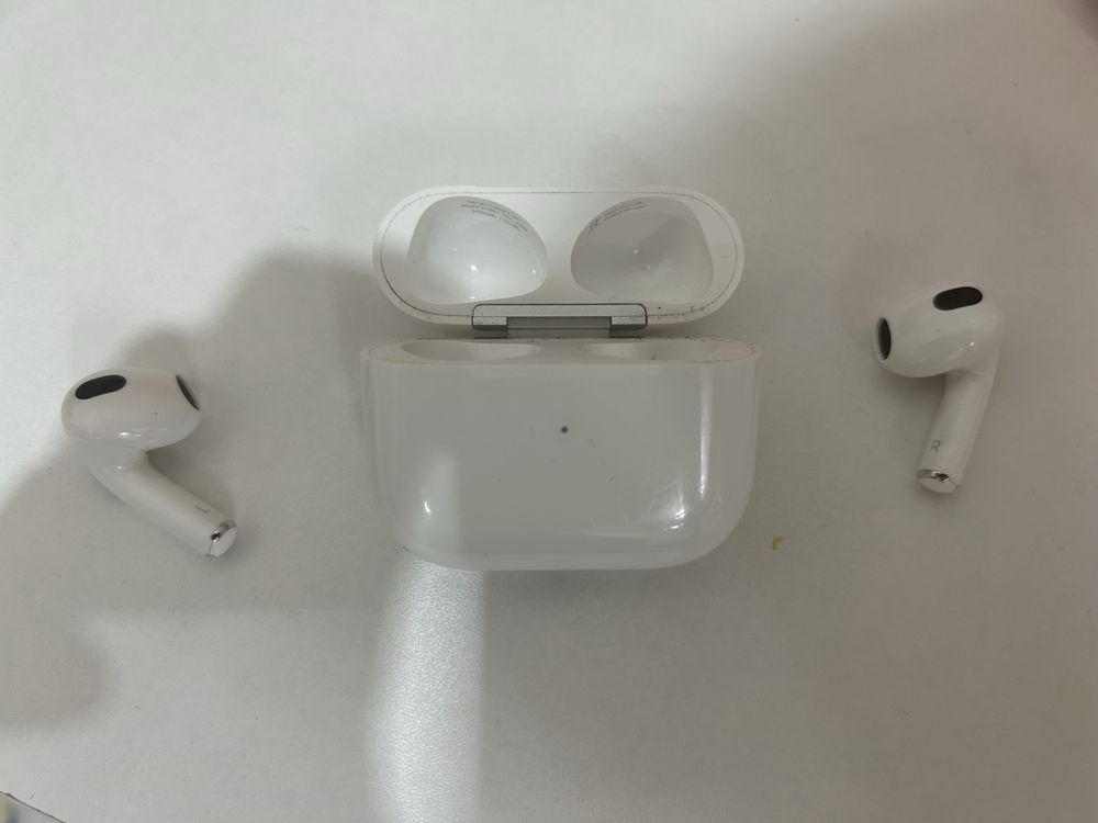 Продаю наушники Airpods 3