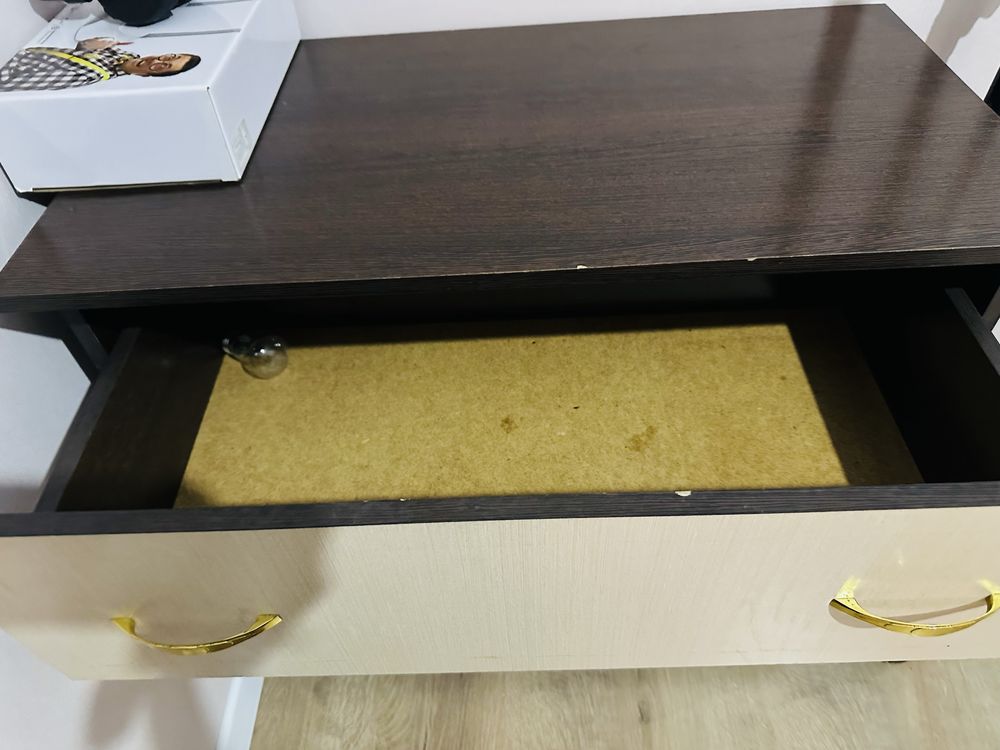 Продам дешево маленький туалетный столик с комодом для девушки