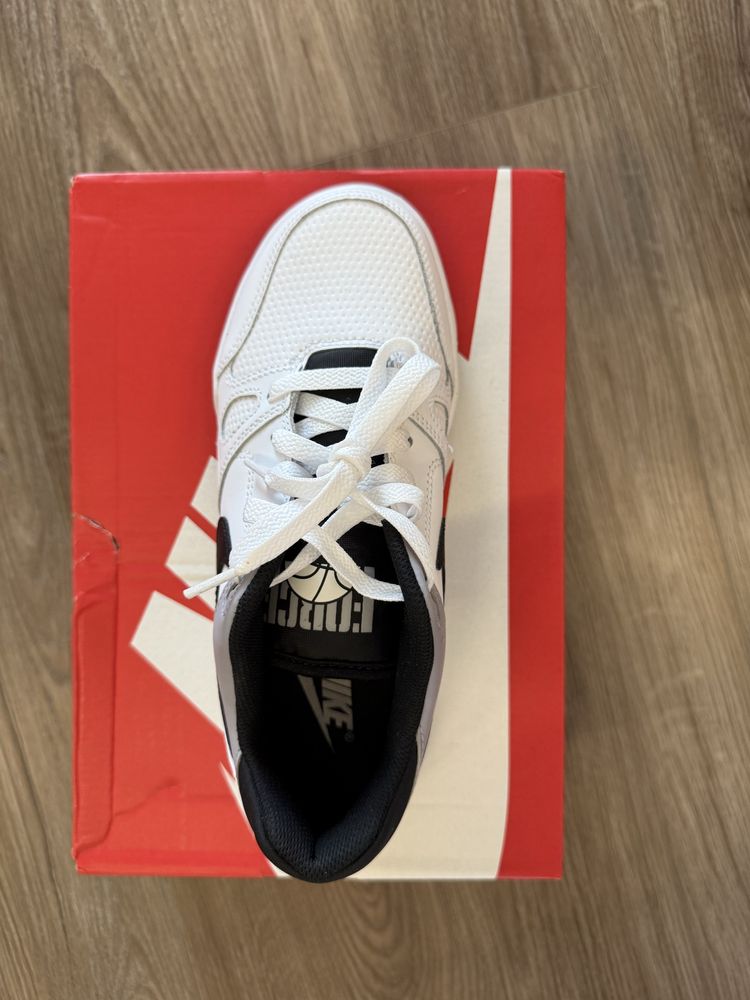 Продам кроссовки Nike