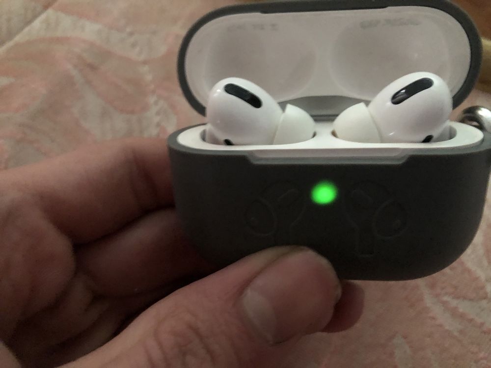 Продаю airpods pro срочно