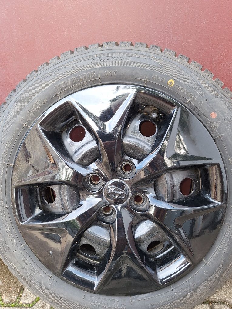 Продам зимние автошины с дисками и колпаками
