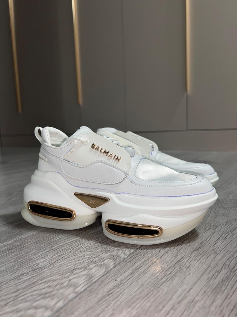Продам кроссовки новые "Balmain"