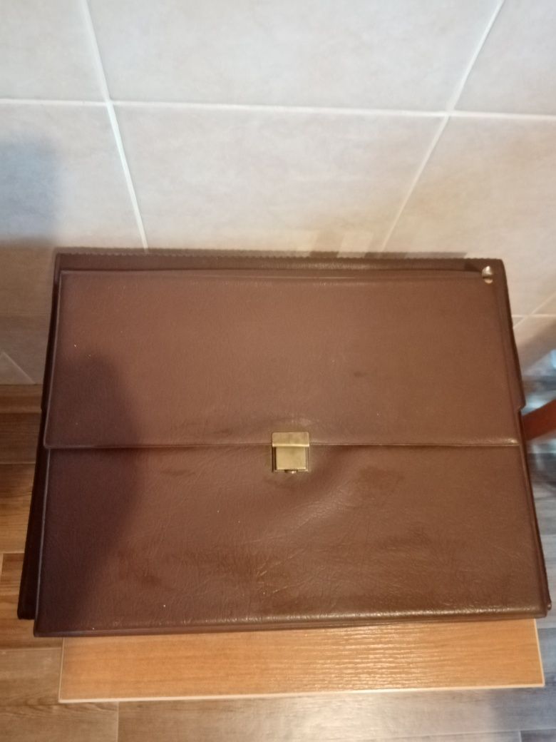 Продам папки из кожзаменителя советских времен.Цена за одну шт.