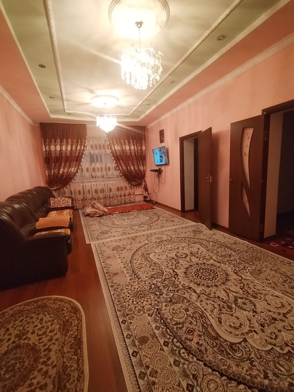 Үй сатылады 6 болмели қасында 3 бөлмелі времянкасы бар жер 10 соттык.
