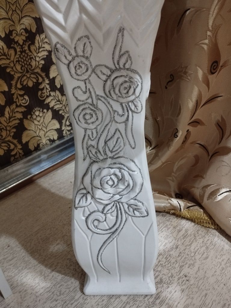 Продам Вазу с гравировкой ,с цветами .