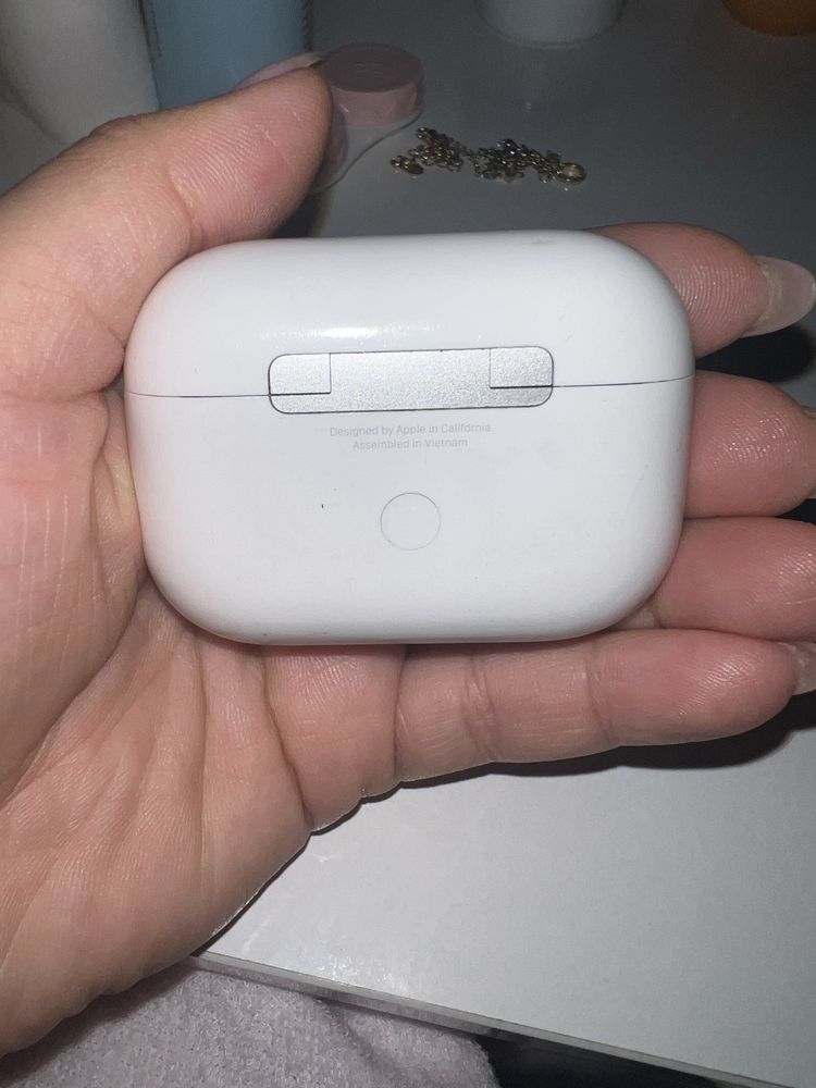 Продам AirPods Pro 1-го поколения (оригинал)кейс и левый наушник