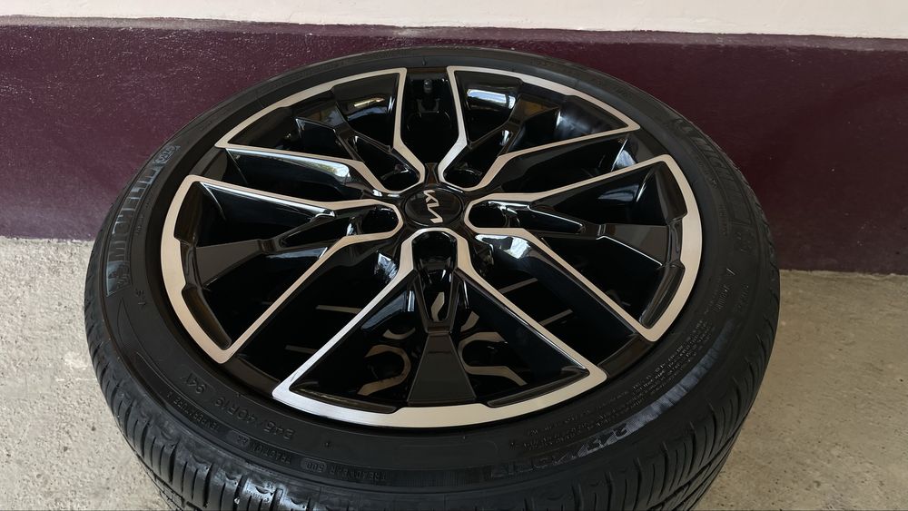 Продается диска на KIA K5 R19 с летними резинами