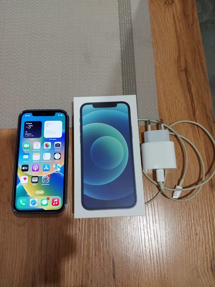 Айфон. 12 память 64gb. В хорошем состояний
