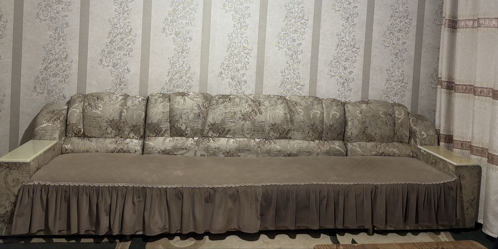Срочно продам диван. Длина 3м 55см, глубина 55 см