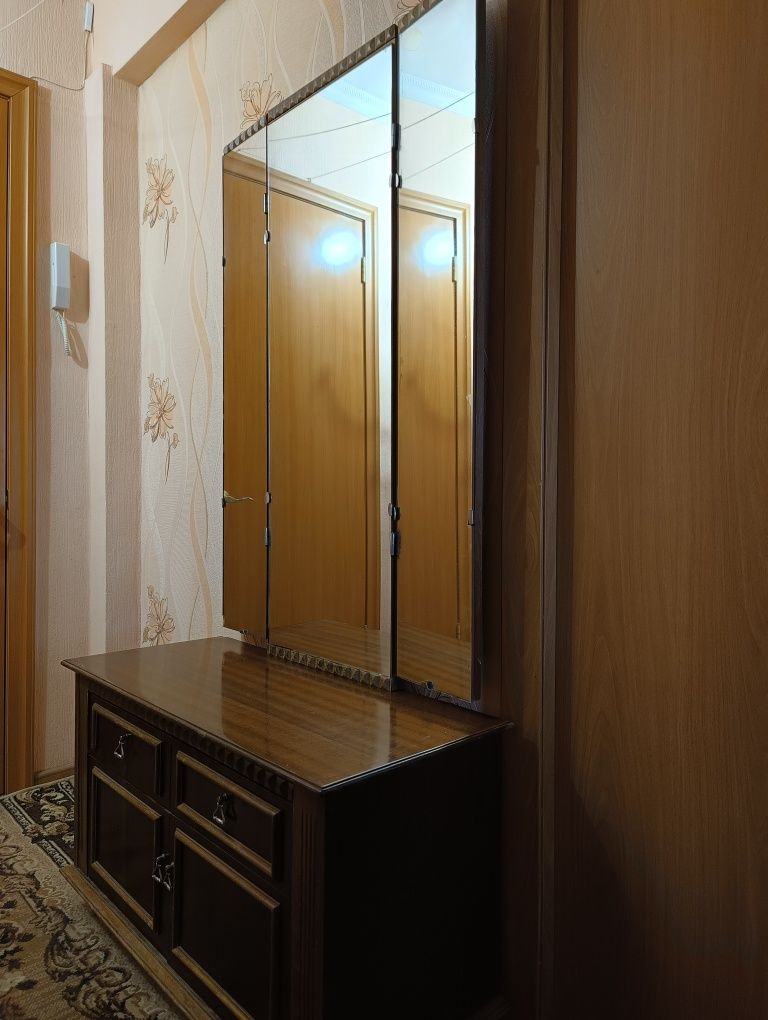 Продам трюмо 10 000 тенге договорная