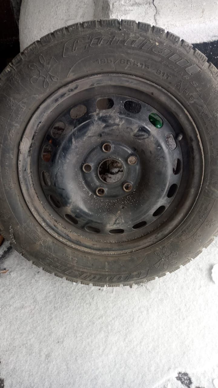 Продам шины с дисками на 15 . подойдёт на мэрс.  Зима.