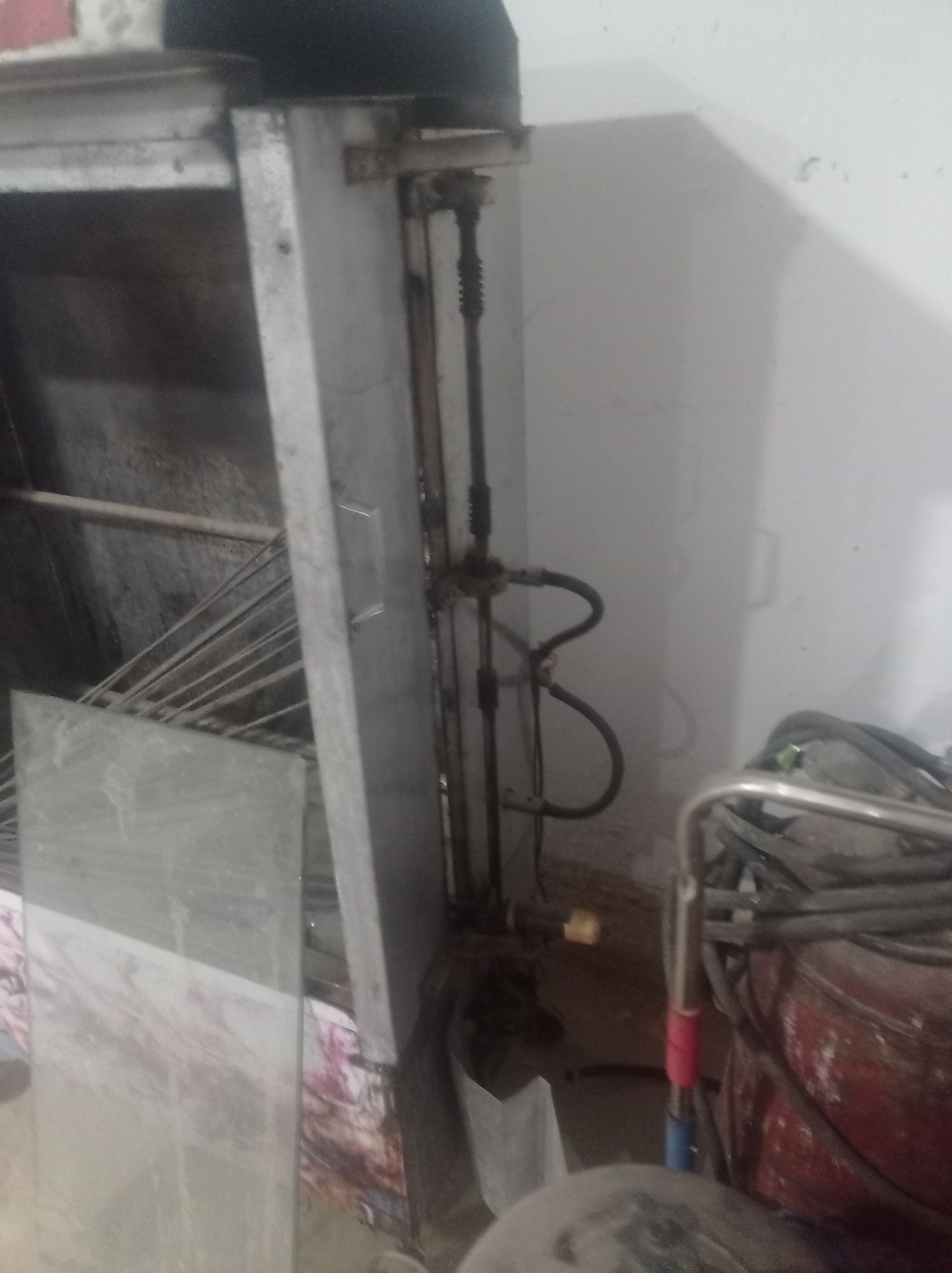 Гриль аппарат работает газовый