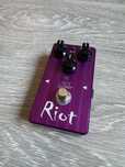 Suhr Riot Distortion педаль