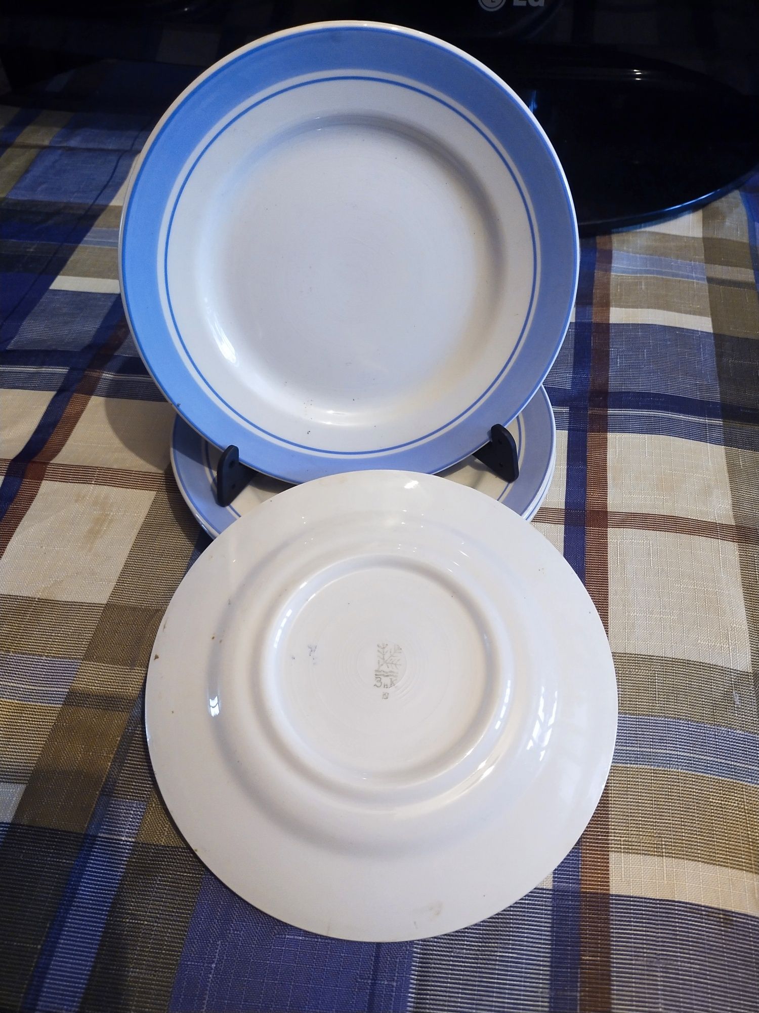 Продам рюмки ,тарелки,кипятильник,миксер