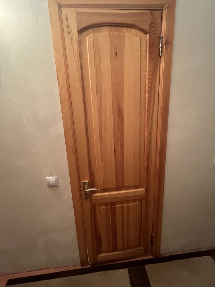Продам дверь межкомнатную деревянную