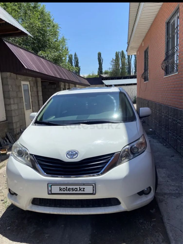 Автомобиль Toyota Sienna 2010 года продается в отличном состоянии.